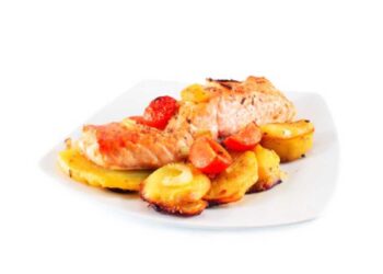 Salmón al horno con patatas y tomate. Receta fácil y saludable
