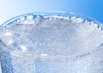 ¿Engorda el agua con gas? Calorías, beneficios y desventajas