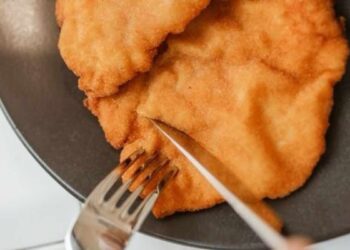 Filetes de pollo empanados, receta paso a paso para que queden jugosos y crujientes