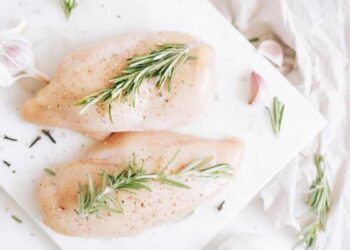 Cómo saber si el pollo está malo, estos son los peligros de comerlo en mal estado