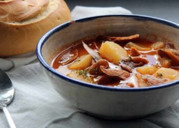 Guiso de níscalos con patatas, la receta tradicional para preparar en otoño