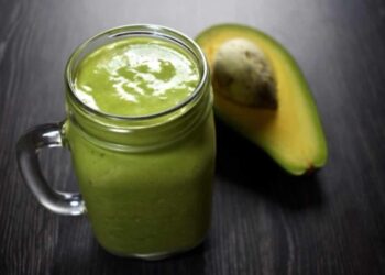 Batido de aguacate súper cremoso y delicioso con 4 ingredientes