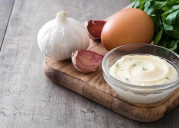 Cómo hacer alioli o salsa de ajo, receta con la que te quedará perfecta