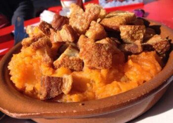 Patatas revolconas o patatas meneás, un manjar de la cocina española