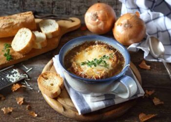 Cómo hacer sopa de cebolla, la receta tradicional con la que te quedará perfecta