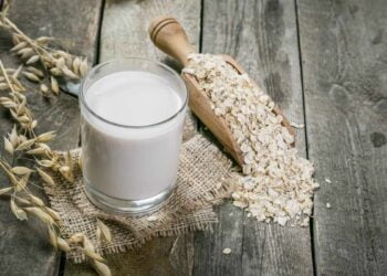 ¿Engorda la leche de avena? Calorías y propiedades de esta leche vegetal
