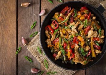 Wok de verduras y pollo con salsa de soja. Fácil, rápido y sabroso al estilo oriental