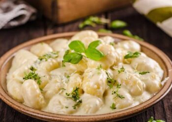 Ñoquis con salsa de queso. Receta fácil y rápida para una comida deliciosa