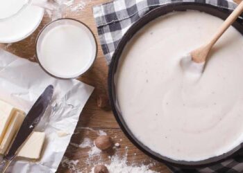 Salsa bechamel para lasaña o canelones. Receta fácil y rápida para un plato jugoso