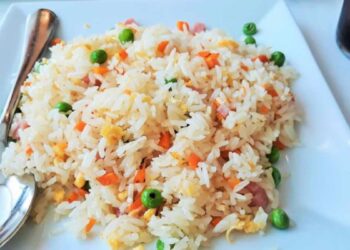 Receta de arroz tres delicias. Plato tradicional de cualquier restaurante chino
