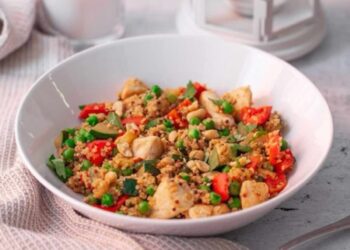 Quinoa con pollo y verduras. Receta fácil y sana cargada de nutrientes