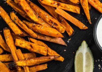 Cómo hacer batata frita en airfryer o freidora de aire. Quedarán crujientes por fuera y tiernas por dentro