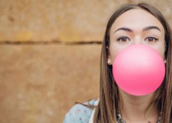 ¿Qué pasa si te tragas un chicle? No deberías hacerlo por estos motivos