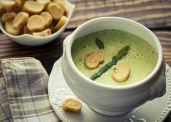 Crema de espárragos trigueros. Receta fácil, rápida y saludable