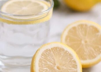 ¿Qué beneficios tiene el agua con limón? Cómo debemos tomarlo