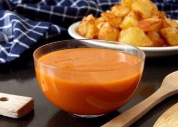 Cómo hacer salsa brava casera. Receta fácil para unas patatas picantes