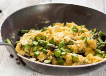 Revuelto de espárragos trigueros. Receta fácil y rápida