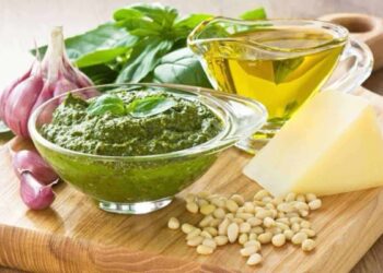 Cómo hacer salsa pesto casera. La receta perfecta para ensaladas y pastas