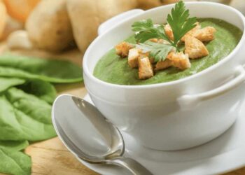 Crema de espinacas. Receta fácil, rápida y saludable para una comida ligera