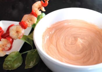 Salsa rosa fácil y rápida para acompañar tus cócteles de marisco