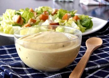 Cómo hacer salsa César casera. Fácil, rápida y deliciosa