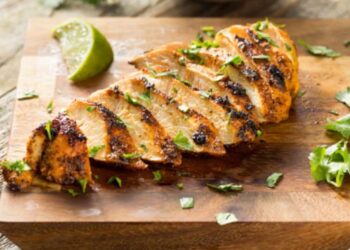 Pechugas de pollo al horno, con truco para que queden súper jugosas