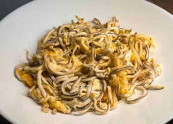 Revuelto de gulas. Receta fácil y muy rápida