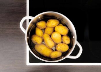 ¿Cuántas calorías tiene la patata cocida? Mitos y realidades de este tubérculo