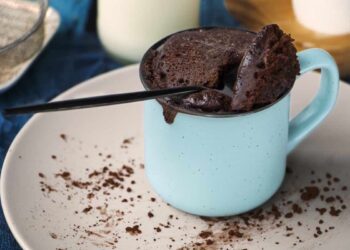 Muffins de chocolate en el microondas. Receta fácil y rápida para un desayuno o merienda express