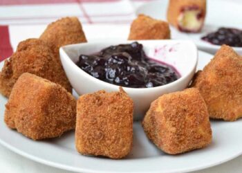 Queso frito con mermelada de arándanos. Receta fácil y rápida para un aperitivo delicioso