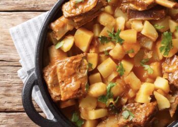 Patatas con costillas de cerdo. Receta paso a paso para que siempre te queden perfectas
