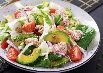 Ensalada de aguacate, tomate y atún. Receta fácil para una comida ligera y saciante