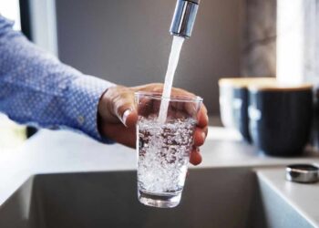 Esto es lo que pasa si bebes demasiada agua
