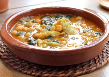 Potaje de garbanzos y bacalao. Receta fácil y súper sabrosa