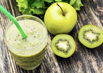 Batido de manzana y kiwi. Jugo verde para ayudar a eliminar el exceso de líquidos
