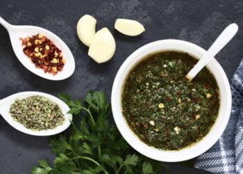 Salsa chimichurri casera. Receta argentina fácil y rápida