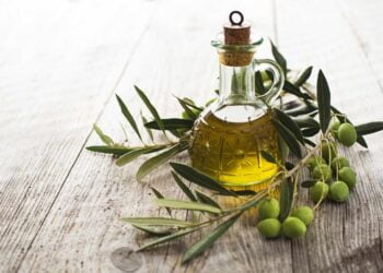 ¿El aceite de oliva engorda? El aliño fundamental en la dieta mediterránea