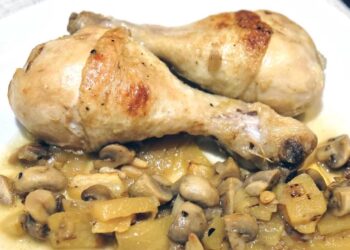 Muslos de pollo con champiñones. Receta fácil y rápida para una comida deliciosa