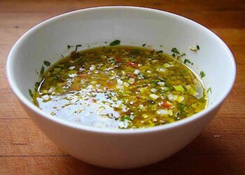 Salsa vinagreta para aliñar ensaladas y pastas. Receta fácil y rápida