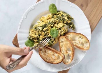 Revuelto de espinacas y piñones. Receta fácil para cuando no sepas qué hacer de comer
