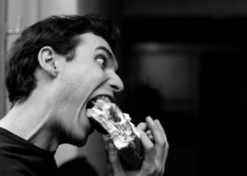 Esto le pasa a tu cuerpo cuando comes rápido