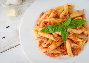 Macarrones con tomate y atún. Receta fácil y súper sabrosa para cuando no sabes qué comer