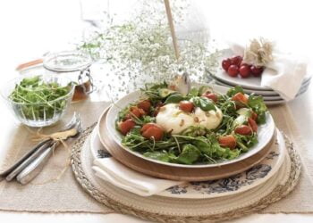 Ensalada de burrata con rúcula, tomate y pesto. Receta fácil y rápida