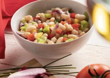 Ensalada de judías blancas con atún y pimientos. Receta fácil y rápida