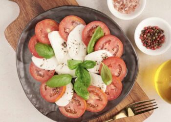 Ensalada Caprese de tomate y mozzarella. Receta fácil y rápida