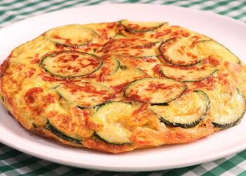 Tortilla de calabacín y cebolla. Receta fácil y saludable