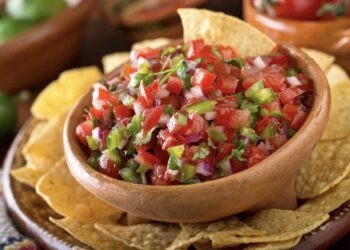 Cómo hacer pico de gallo. Receta mexicana fácil para aderezar tus platos