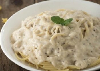 Espaguetis con salsa de queso Roquefort. Receta fácil y súper sabrosa