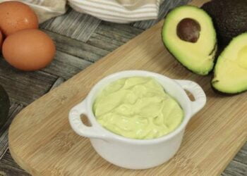 Mayonesa de aguacate. La receta más fácil y rápida para acompañar tus platos