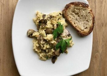 Revuelto de champiñones y cebolla. Receta fácil y rápida